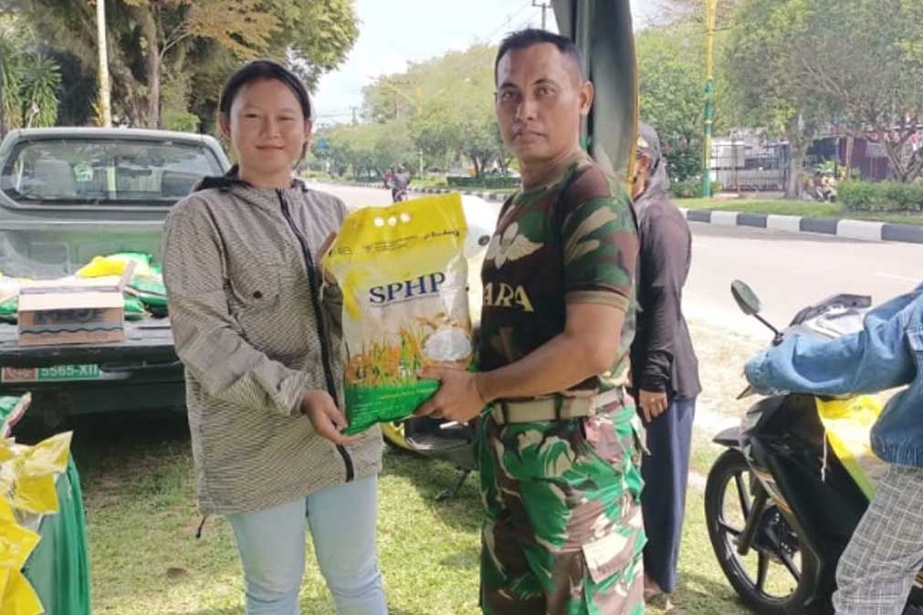 Koramil 1016-01 Pahandut Gelar Gerakan Pangan Murah, Wujudkan Kepedulian TNI Terhadap Kesejahteraan Masyarakat
