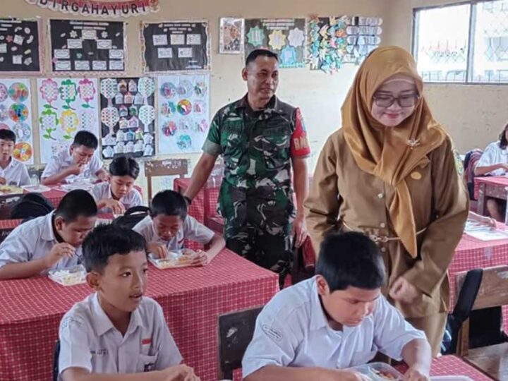 Dukung Program Pemerintah, Babinsa Laksanakan Pendampingan Pembagian Makan Bergizi Gratis