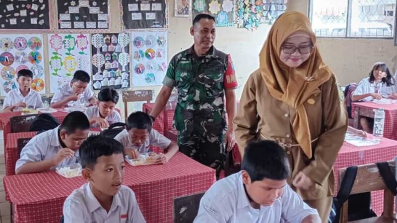 Dukung Program Pemerintah, Babinsa Laksanakan Pendampingan Pembagian Makan Bergizi Gratis