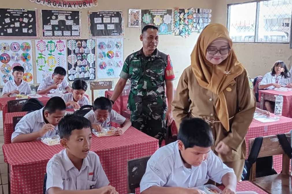 Dukung Program Pemerintah, Babinsa Laksanakan Pendampingan Pembagian Makan Bergizi Gratis