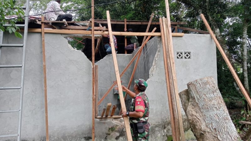 Wujud Rasa Peduli, Babinsa Bantu Bangun Rumah Warga Binaannya