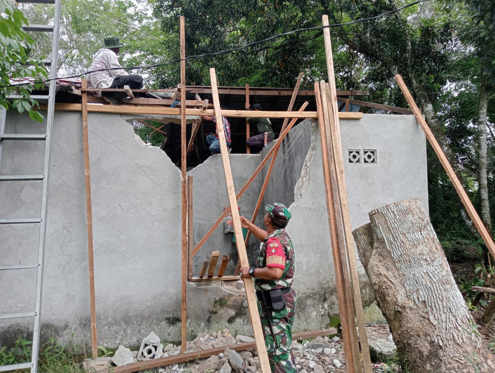 Wujud Rasa Peduli, Babinsa Bantu Bangun Rumah Warga Binaannya