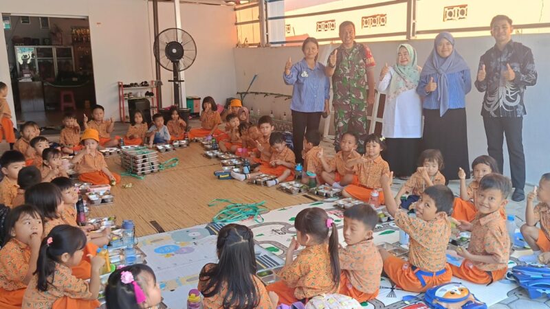 Peduli Anak Sekolah, Babinsa Dampingi Pelayanan Makan Bergizi Gratis