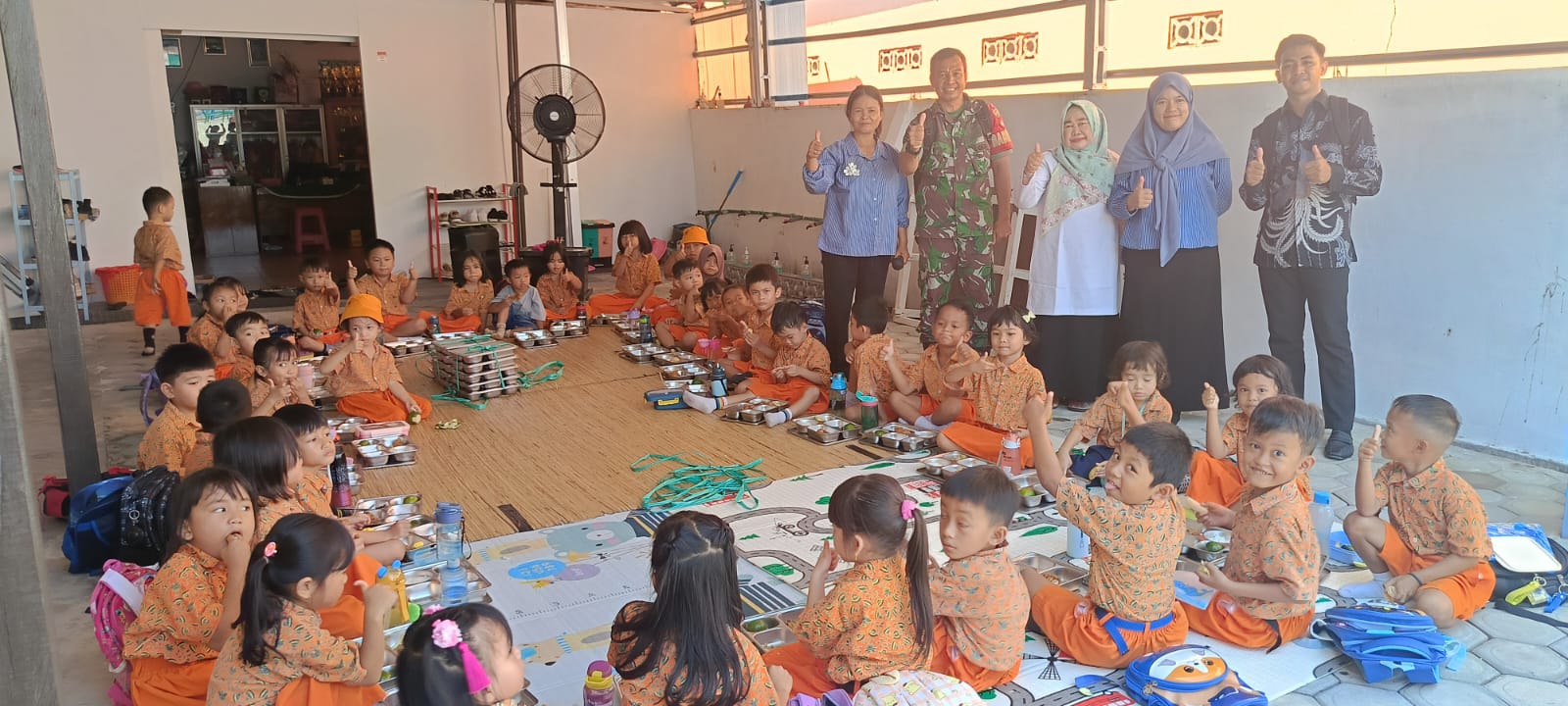 Peduli Anak Sekolah, Babinsa Dampingi Pelayanan Makan Bergizi Gratis