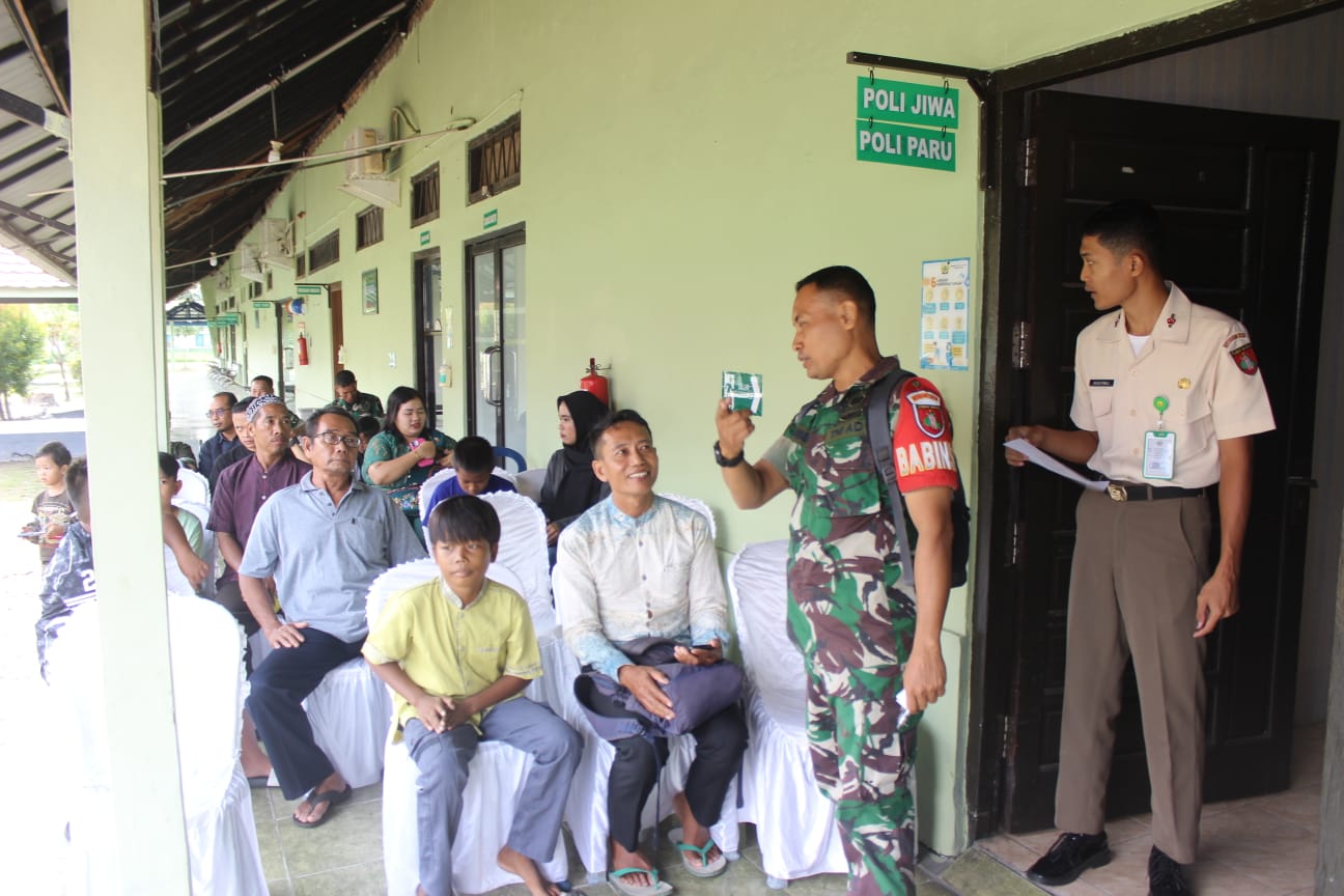 Babinsa Koramil Pahandut Kerahkan Warga Binaan Ikuti Pengobatan Umum, Sunatan Masal dalam rangka Hut TNI 2025