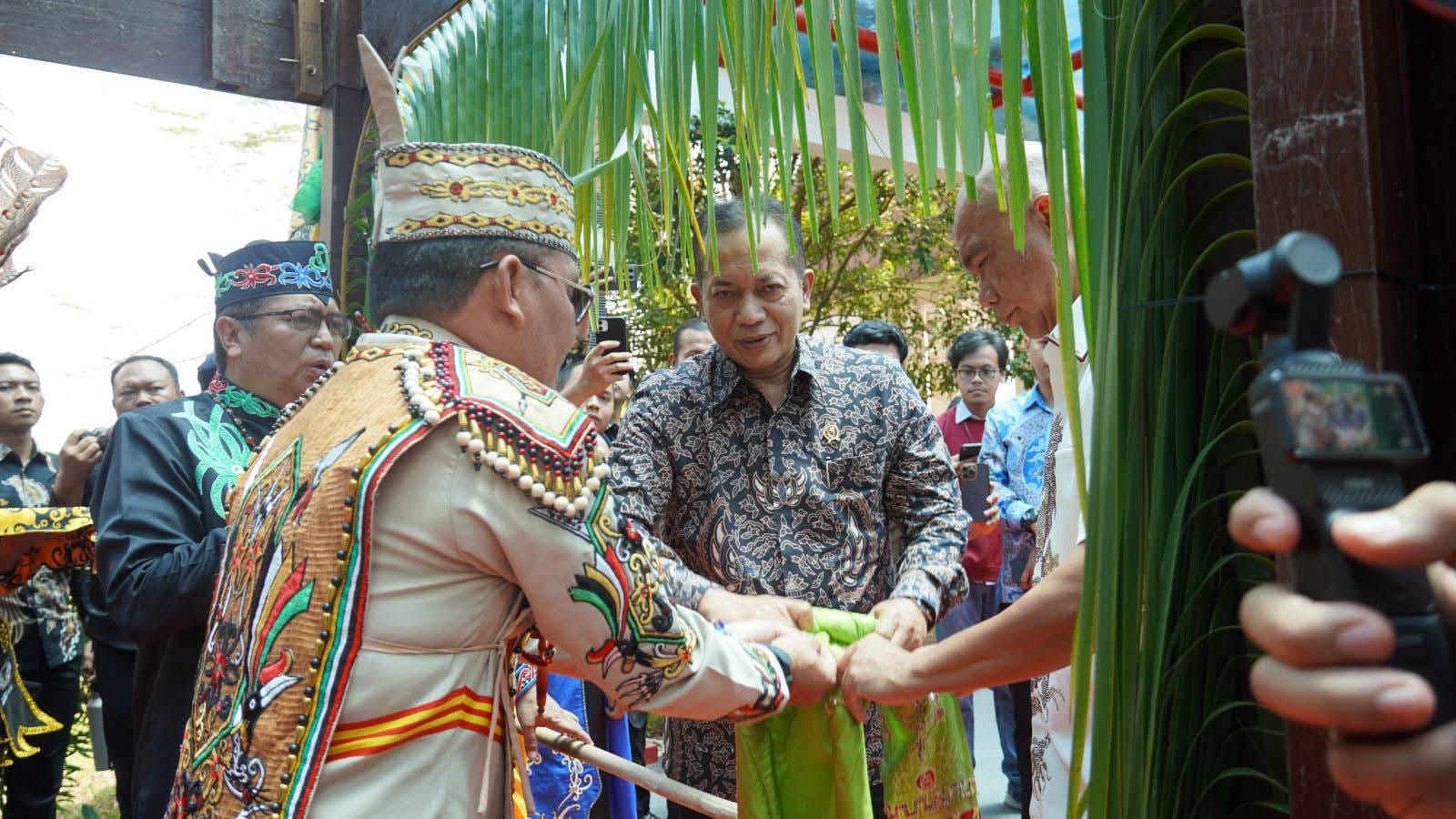 Disambut Gubernur Menteri Koperasi di Kalteng, Tekankan Sinergi Perkuat Desa