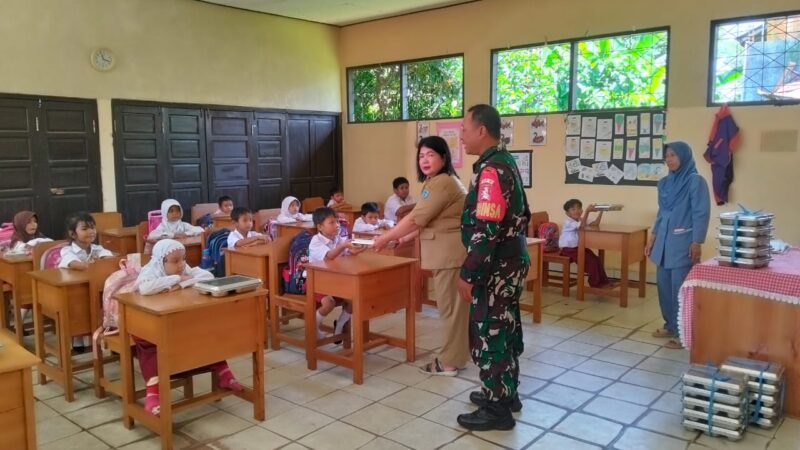 Dukung Program Pemerintah, Babinsa Dampingi Pelayanan Makan Bergizi Gratis