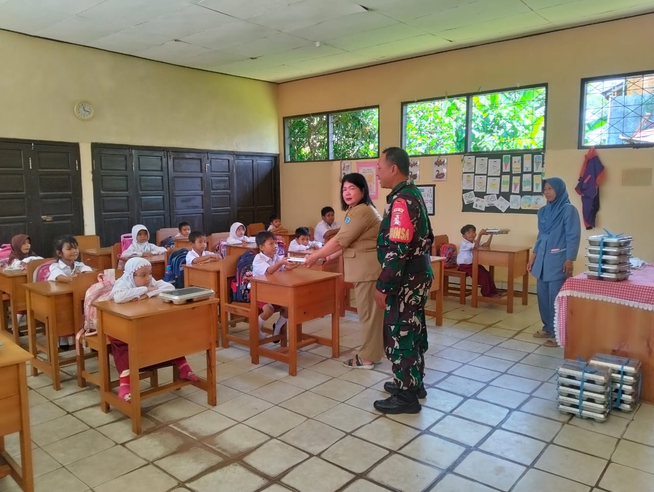 Dukung Program Pemerintah, Babinsa Dampingi Pelayanan Makan Bergizi Gratis