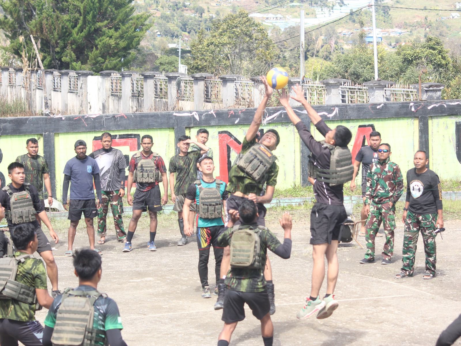 Semarak HUT TNI ke 80 Dansatgas Yonif 631/Antang Tutup Lomba Voli, dan Pererat Solidaritas dengan Masyarakat Intan Jaya