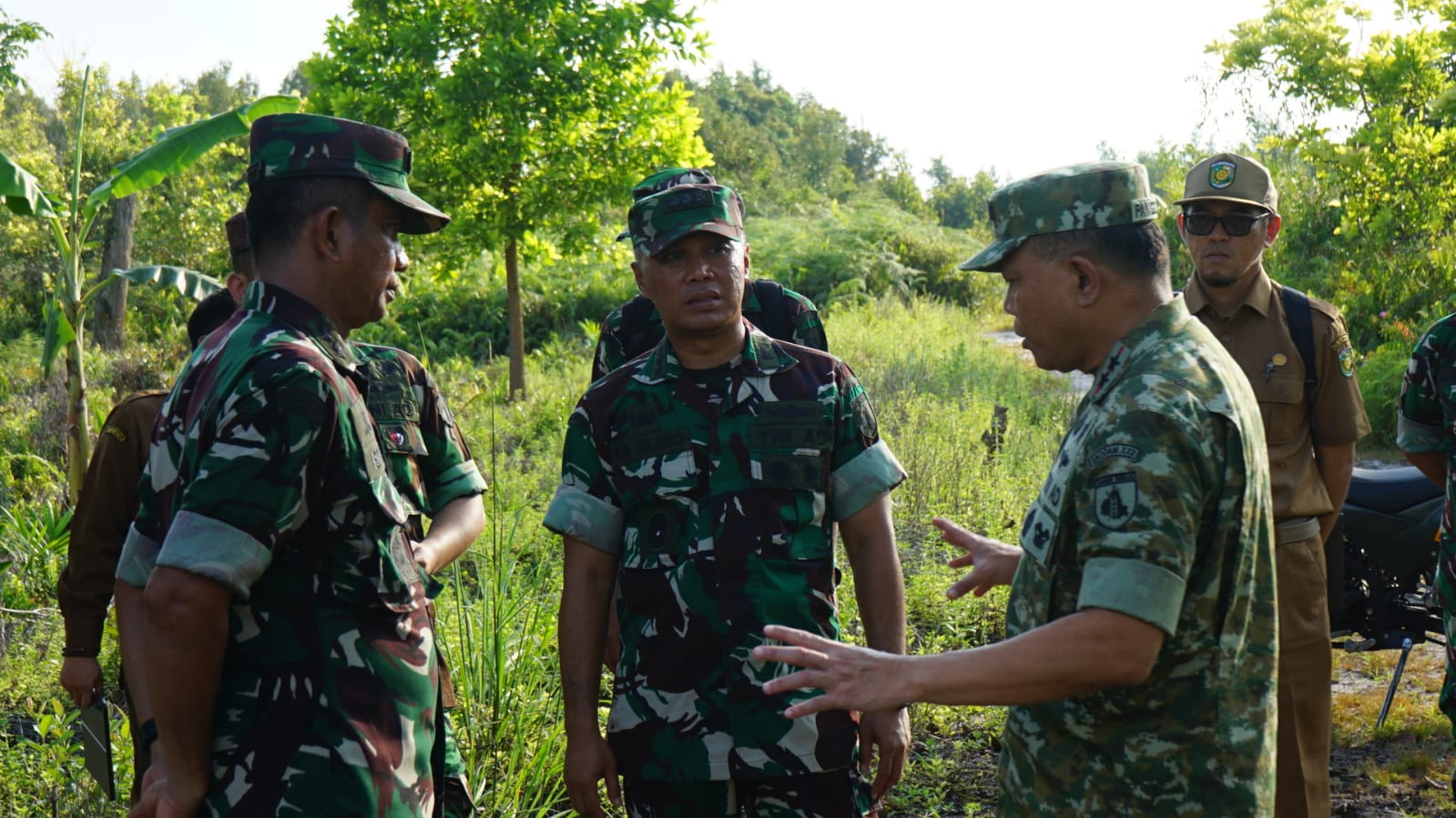 Perkuat Kekuatan Militer Kalimantan Tengah, Kasdim Palangka Raya Dampingi Pangdam XXII Tambun Bungai Tinjau Lokasi Pembangunan Resimen Induk