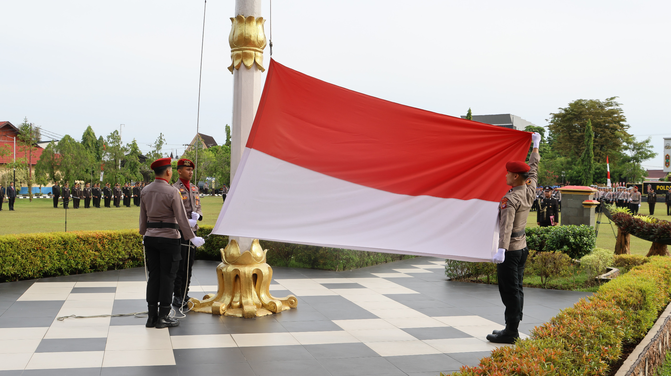Peringati Hari Pahlawan, Kapolda Kalteng Beri Penghargaan 7 Personel dan 3 Satker Berprestasi
