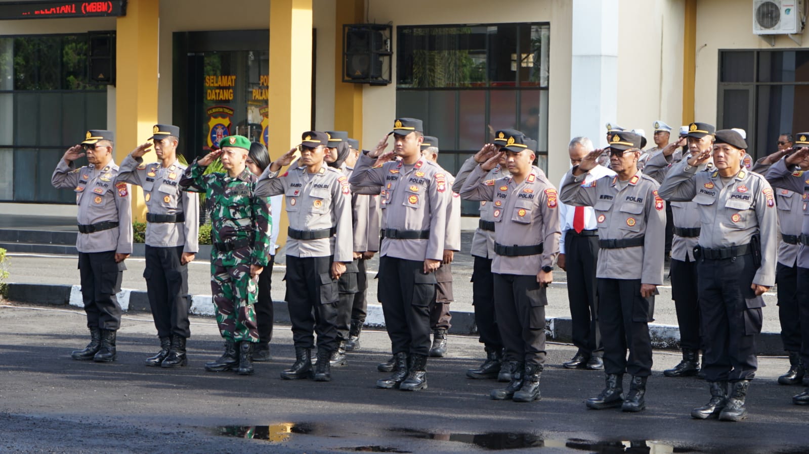 Perkuat Sinergitas, Anggota Kodim 1016/Palangka Raya Ikuti Apel Gelar Pasukan Operasi Zebra Telabang 2025