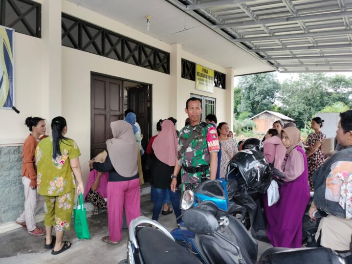 Pastikan Bantuan Berjalan Aman, Babinsa Kodim 1016/Plk Dampingi Penyaluran Bantuan Pangan