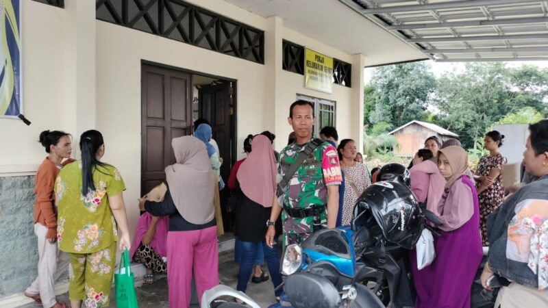 Pastikan Bantuan Berjalan Aman, Babinsa Kodim 1016/Plk Dampingi Penyaluran Bantuan Pangan