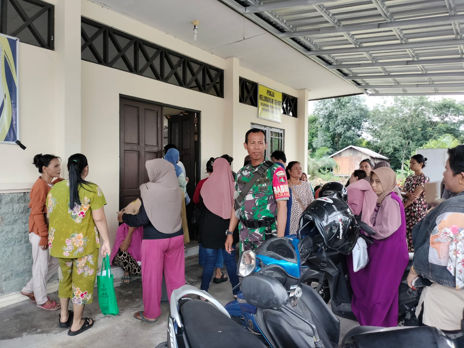 Pastikan Bantuan Berjalan Aman, Babinsa Kodim 1016/Plk Dampingi Penyaluran Bantuan Pangan