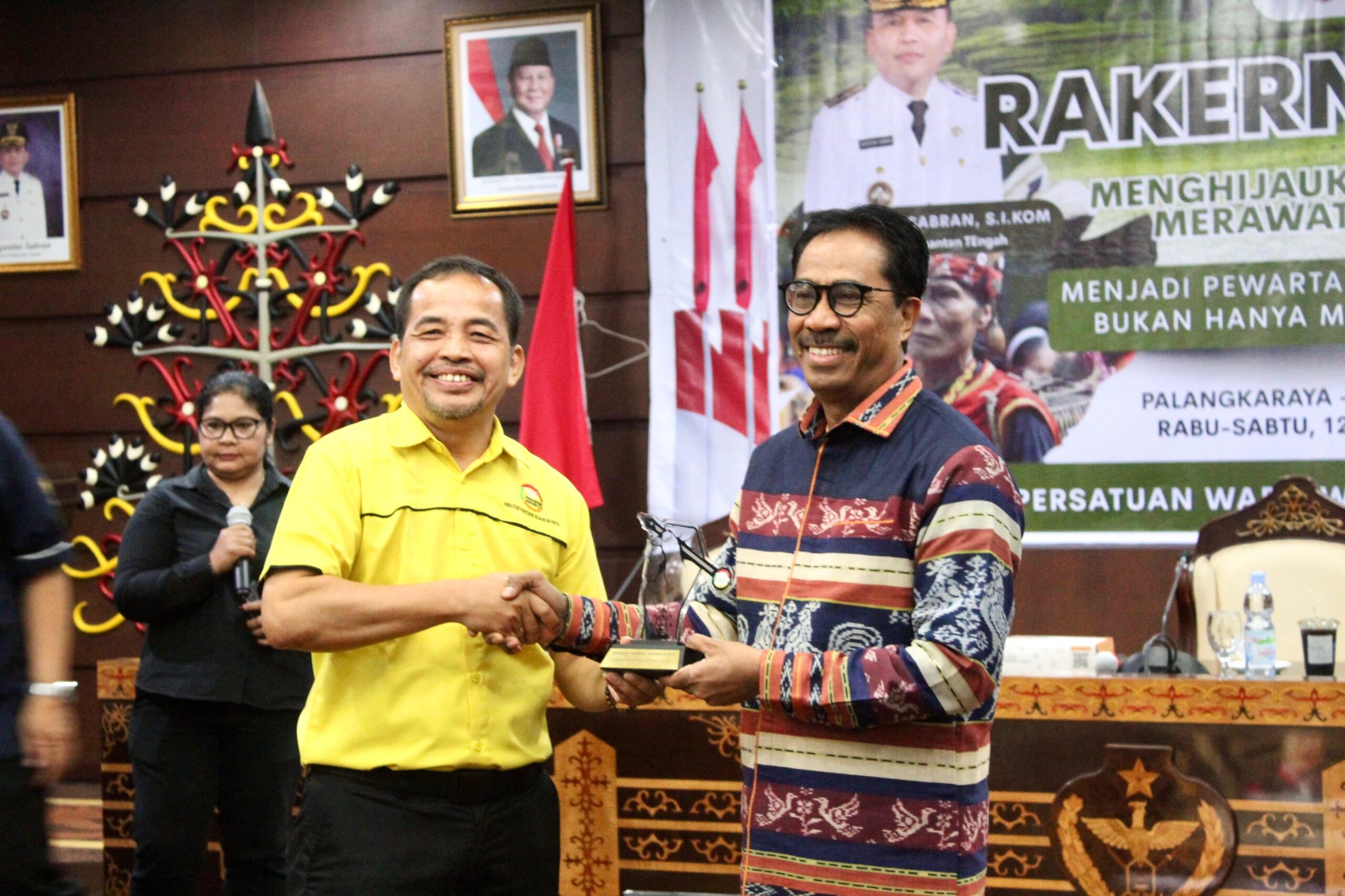 Pewarna Indonesia Beri Penghargaan Hakim Konstitusi Daniel Yusmic P Foekh.