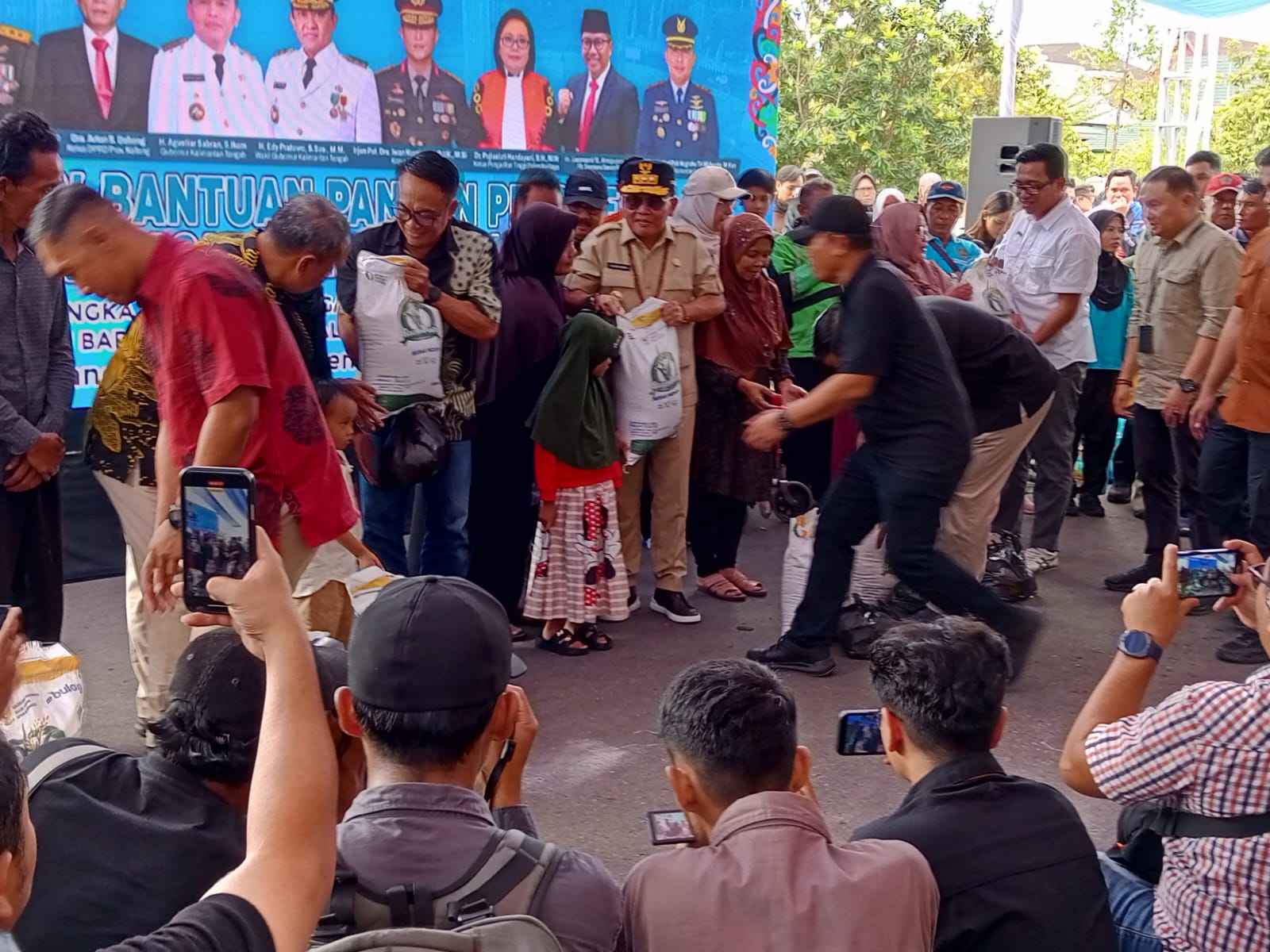 Gubernur Seragkan 95 Ribu Paket Sembako Murah Dari Presiden RI.