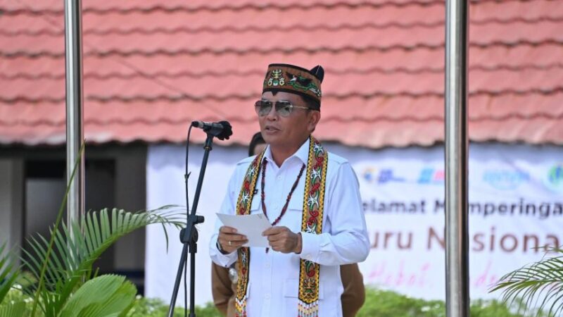 Gubernur Ajak Orang Tua Hargai Jerih Payah Guru.