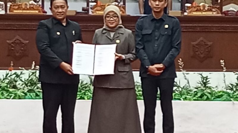 Ditanda Tangani bersama Raperda Inisitif Dewan Provinsi.