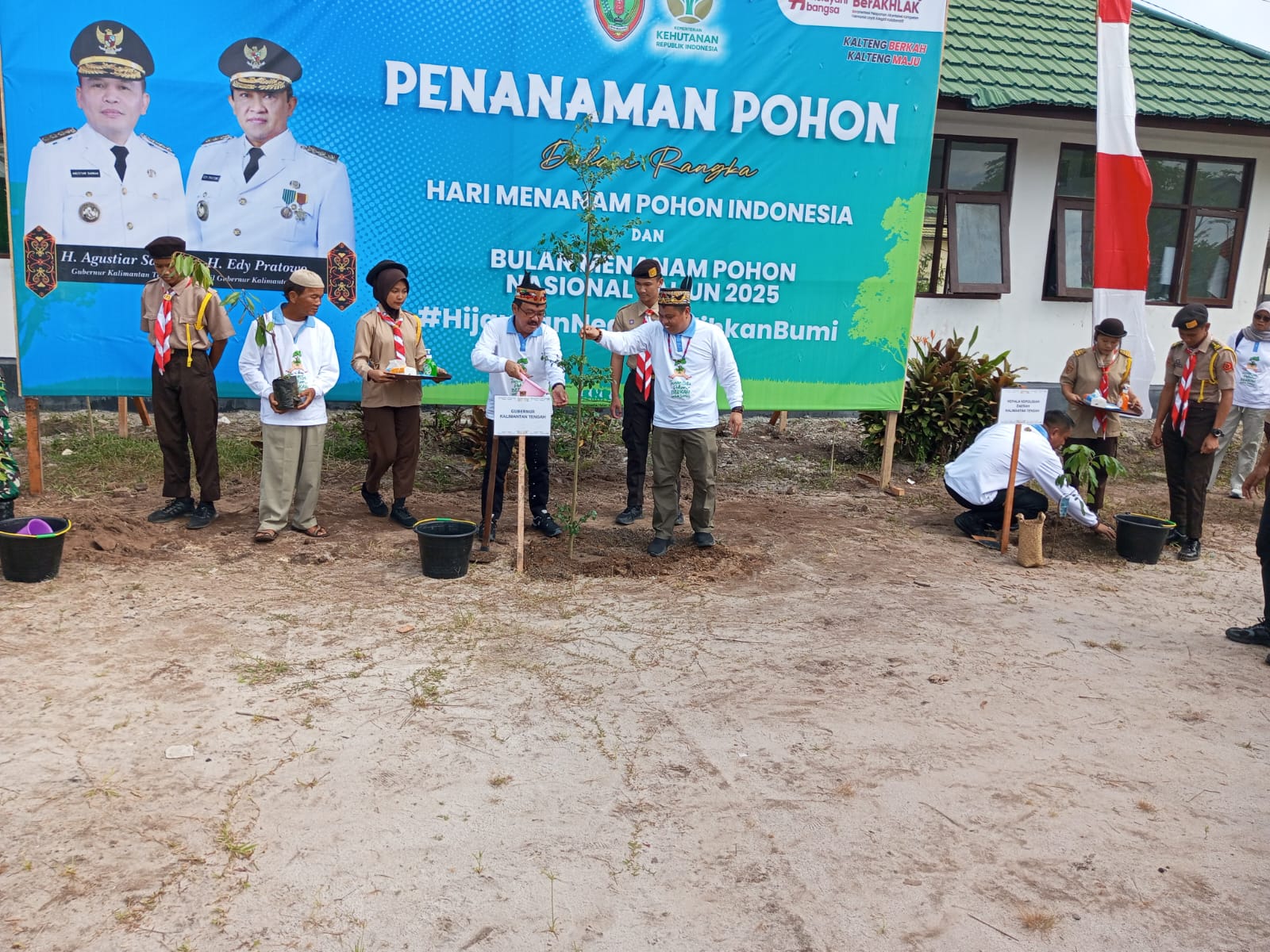 Peringati Hari Menanan, Herson B.Aden Wakili Gubernur Tanam Pohon Indonesia.
