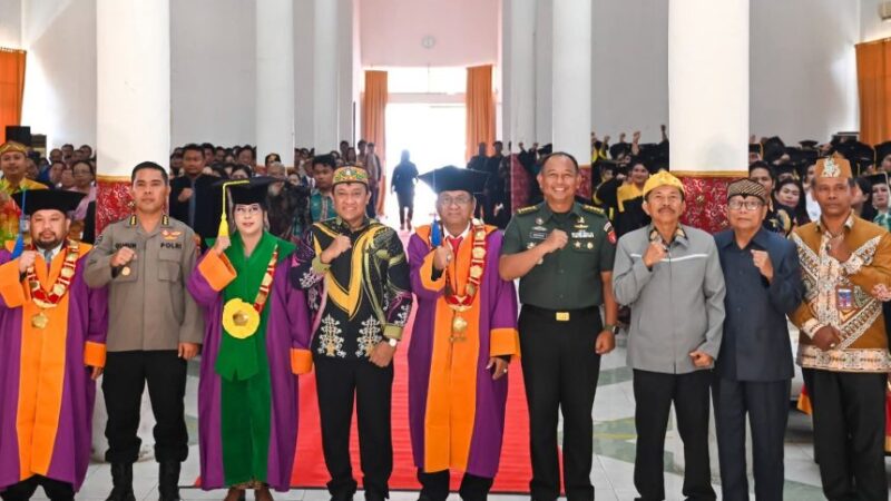 Wagub Edy Pratowo Ingatkan Wisudawan Tak Berhenti Pada Gelar Akademik.