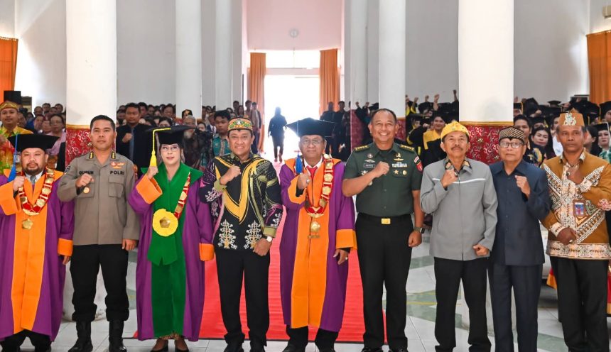 Wagub Edy Pratowo Ingatkan Wisudawan Tak Berhenti Pada Gelar Akademik.
