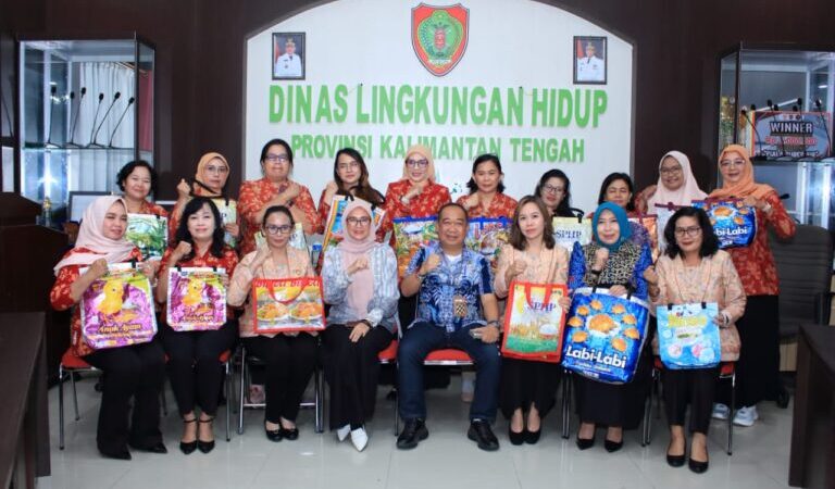 DLH Kalteng Luncurkan Kerajinan Tas Daur Ulang Plastik.