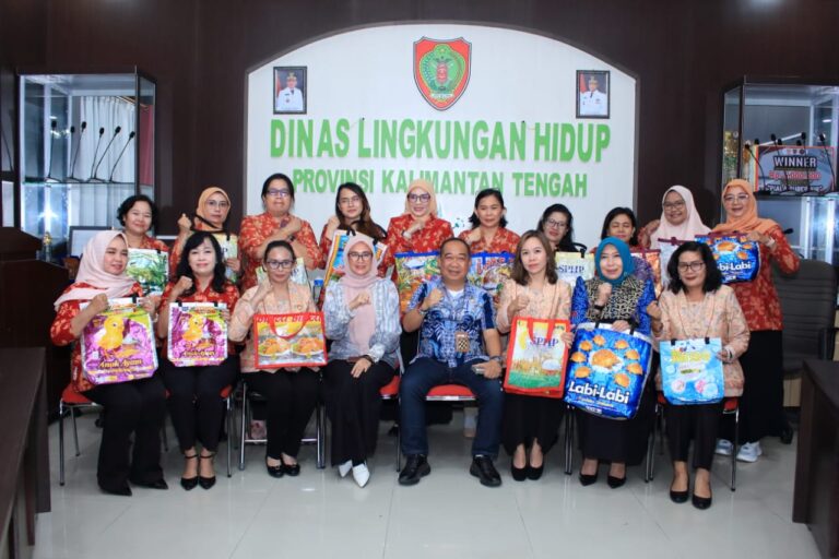 DLH Kalteng Luncurkan Kerajinan Tas Daur Ulang Plastik.