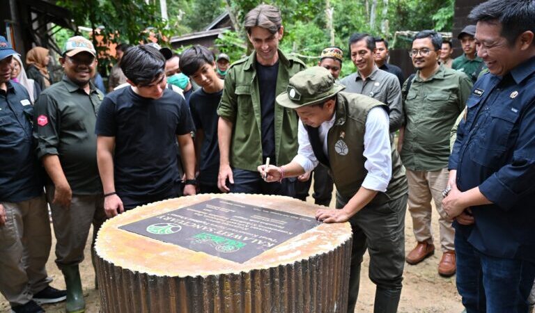 Menhut RajaJuli Antoni Resmikan Pusat Suaka Owa di Barito Utara.