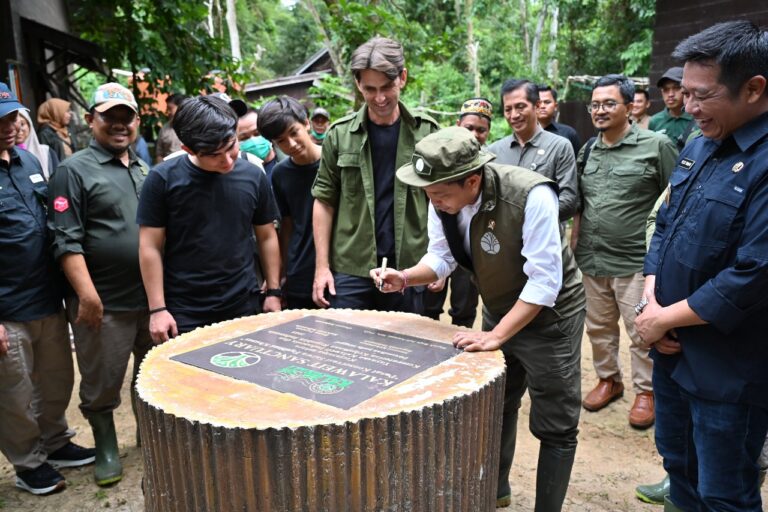 Menhut RajaJuli Antoni Resmikan Pusat Suaka Owa di Barito Utara.