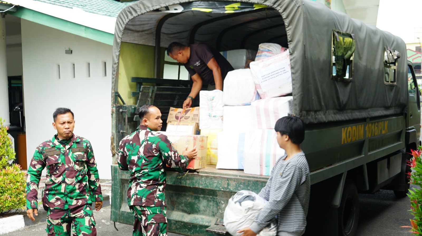 Kodim 1016 Palangka Raya Kirim Bantuan Logistik Untuk Korban Bencana Sumatra dan Aceh