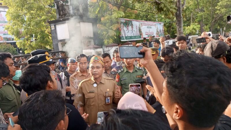 Demo Tuntut Penghentian Penggundulan Hutan Diwarnai Bakar Ban dan Adu Mulut.