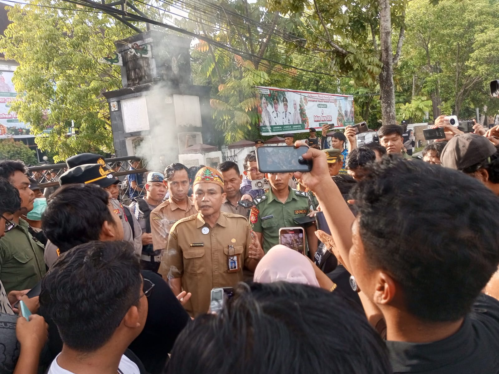 Demo Tuntut Penghentian Penggundulan Hutan Diwarnai Bakar Ban dan Adu Mulut.