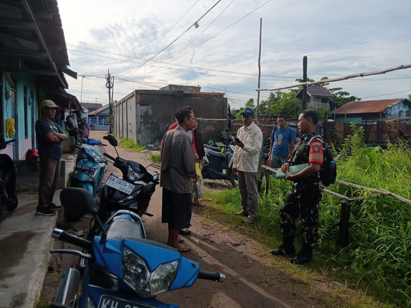 Cegah Banjir, Babinsa Kodim 1016/Plk Himbau Warga Tidak Buang Sampah Sembarangan