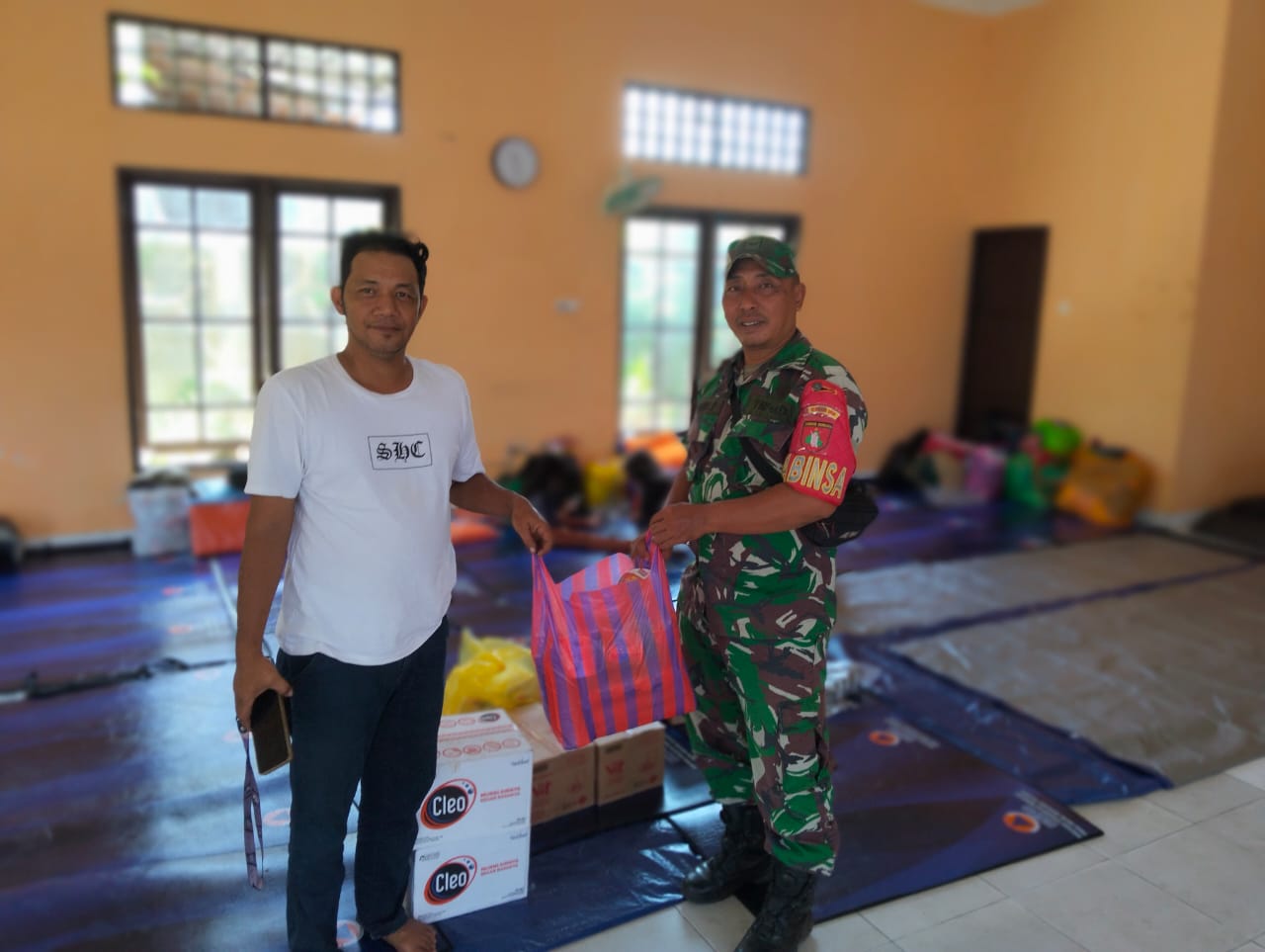 Peduli Korban Kebakaran, Babinsa Kodim 1016/Plk Berikan Bantuan Sembako ke Warga