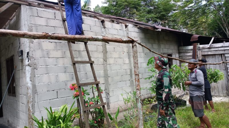 Wujud Kepedulian, Babinsa Kodim 1016/ Palangka Raya Bantu Warga Rehab Rumah