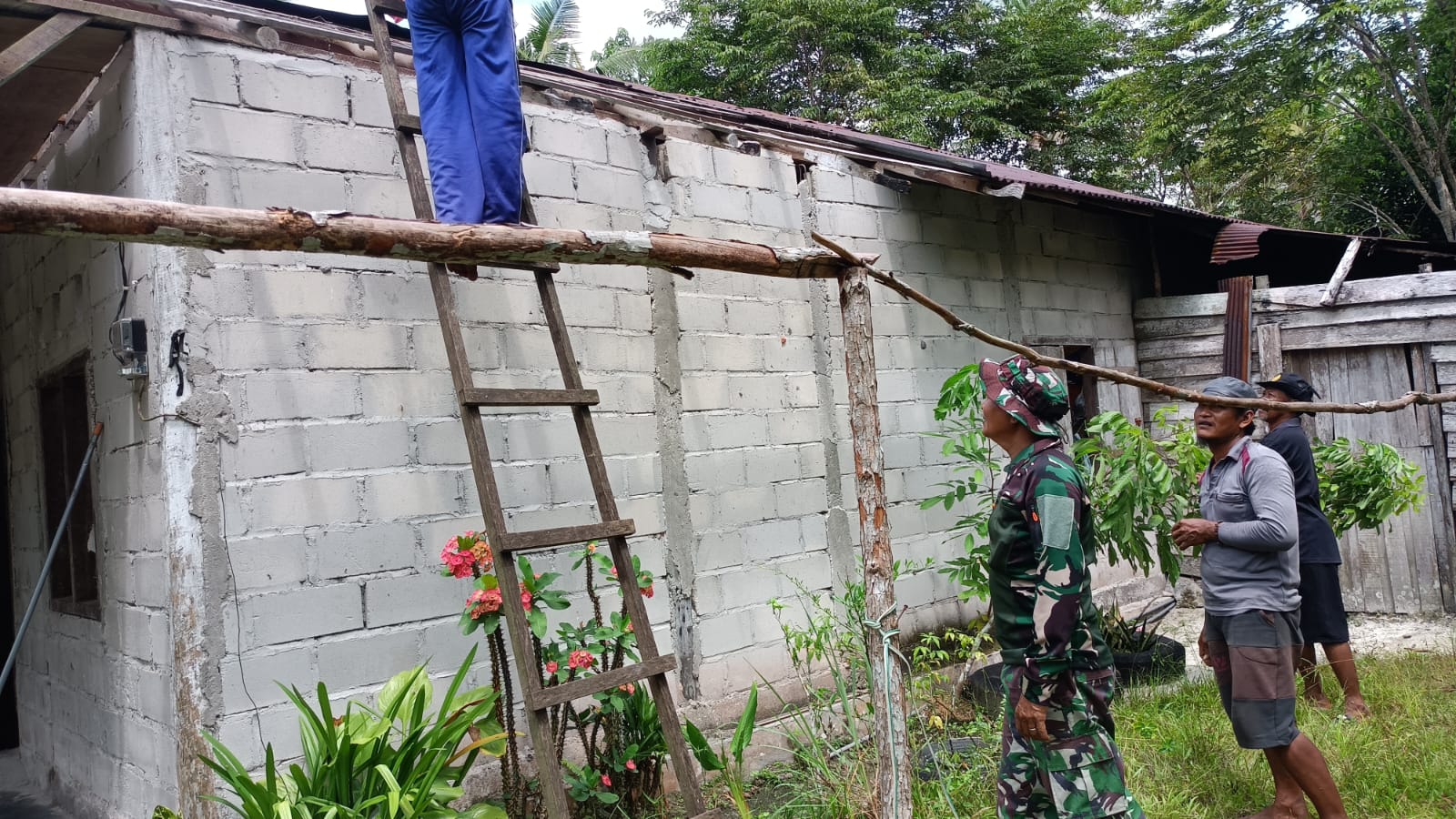 Wujud Kepedulian, Babinsa Kodim 1016/ Palangka Raya Bantu Warga Rehab Rumah
