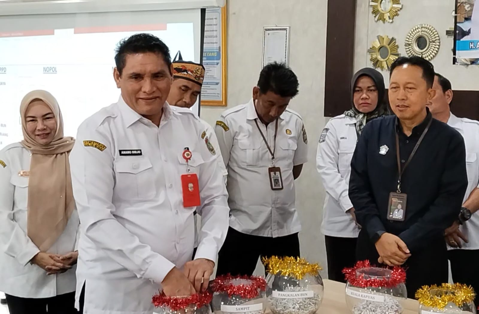 Gubernur Beri Apresiasi Kepada Warga Konsisten Bayar Pajak Kenderaan.