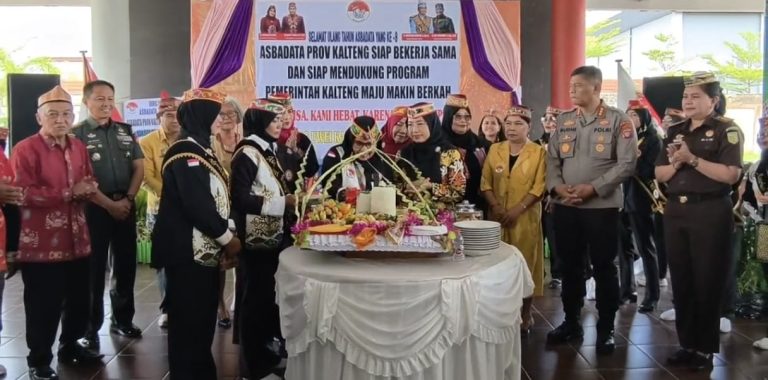 Fashion Show Meriahkan HUT ke 9 ASBADATA Kalteng.