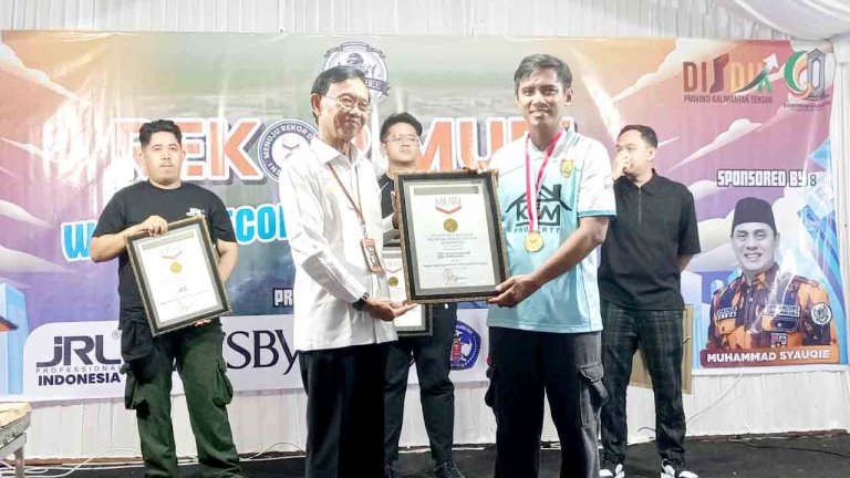 Luar Biasa, M.Andi Catat Rekor MURI Cukur 377 Kepala Tanpa Henti