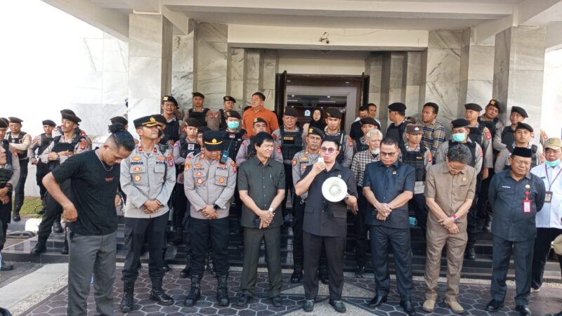 Wakil Ketua DPRD Kalteng Junaidi Temui Demo Damai Tolak Pemilihan Kepala Daerah Melalui Dewan.