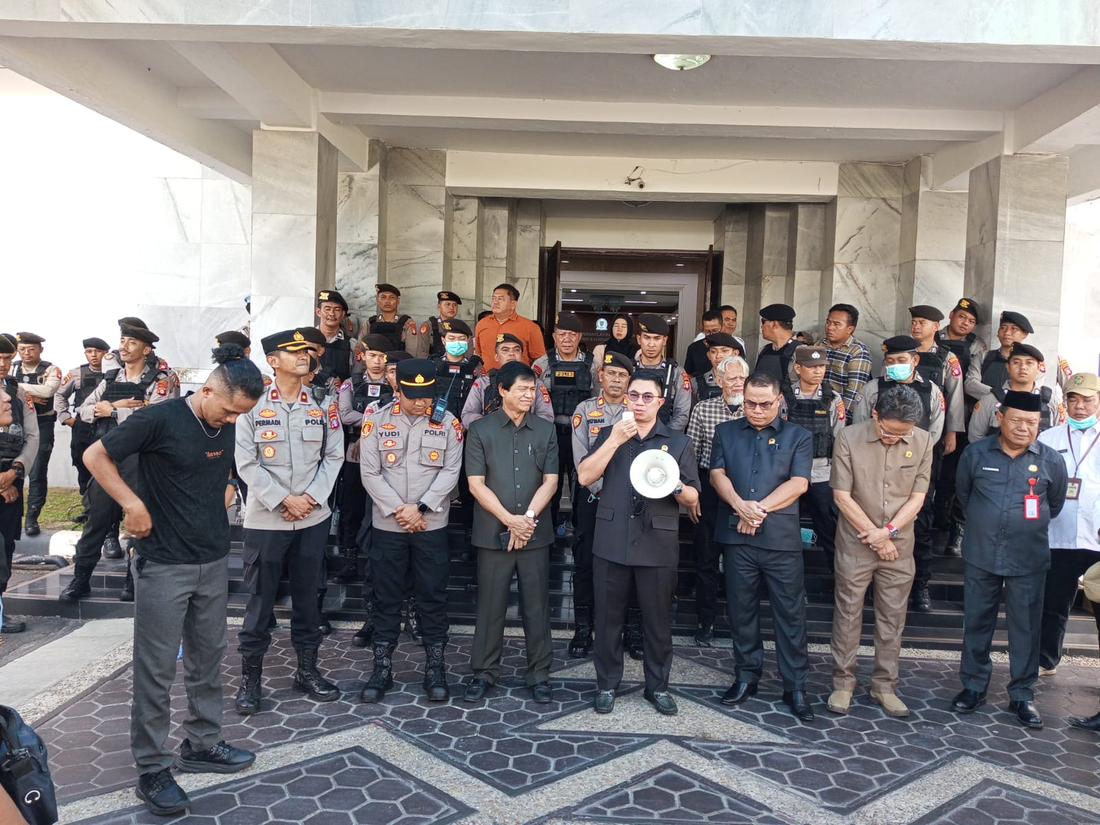 Wakil Ketua DPRD Kalteng Junaidi Temui Demo Damai Tolak Pemilihan Kepala Daerah Melalui Dewan.