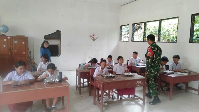 Babinsa Kodim 1016/Palangka Raya Kawal Pendistribusian Makan Bergizi Gratis