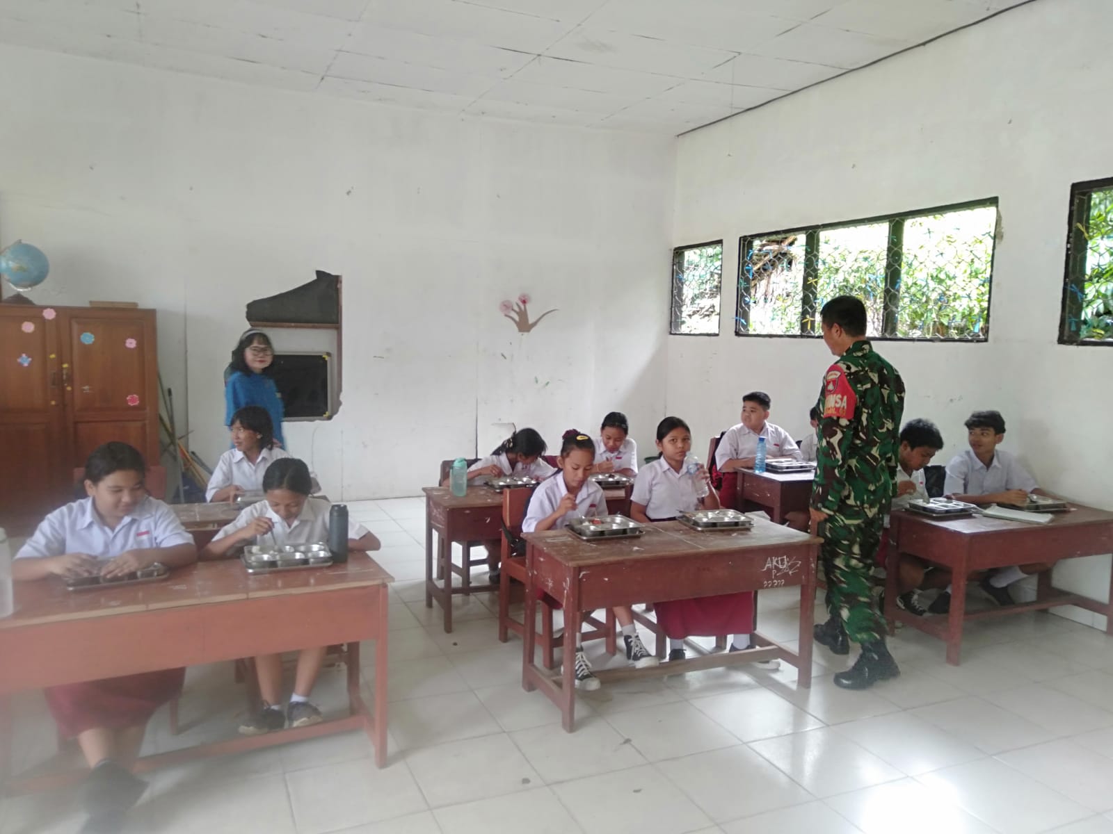 Babinsa Kodim 1016/Palangka Raya Kawal Pendistribusian Makan Bergizi Gratis