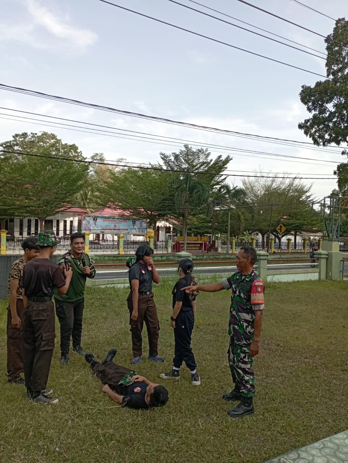 Tanamkan Nilai Disiplin,Babinsa Kodim 1016/Palangka Raya Laksanakan Pembinaan Pramuka