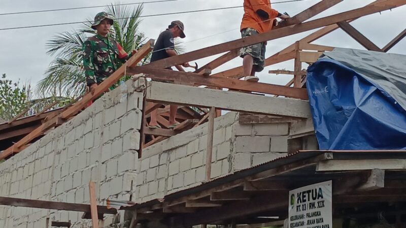 Gotong Royong Bersama Warga, Babinsa Bantu Pembangunan Rumah