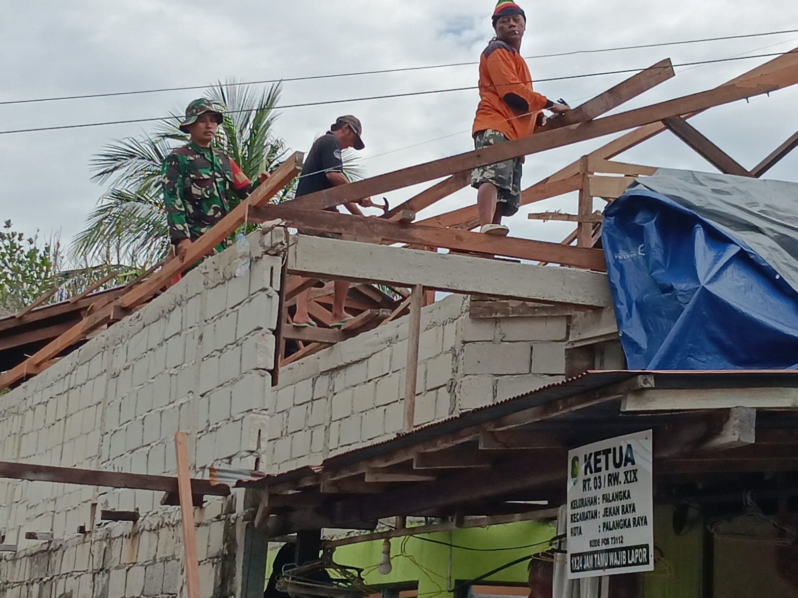 Gotong Royong Bersama Warga, Babinsa Bantu Pembangunan Rumah