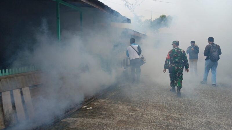Babinsa Koramil 1016-01/Phd Dampingi Fogging Dinkes Palangka Raya Cegah Penyebaran DBD