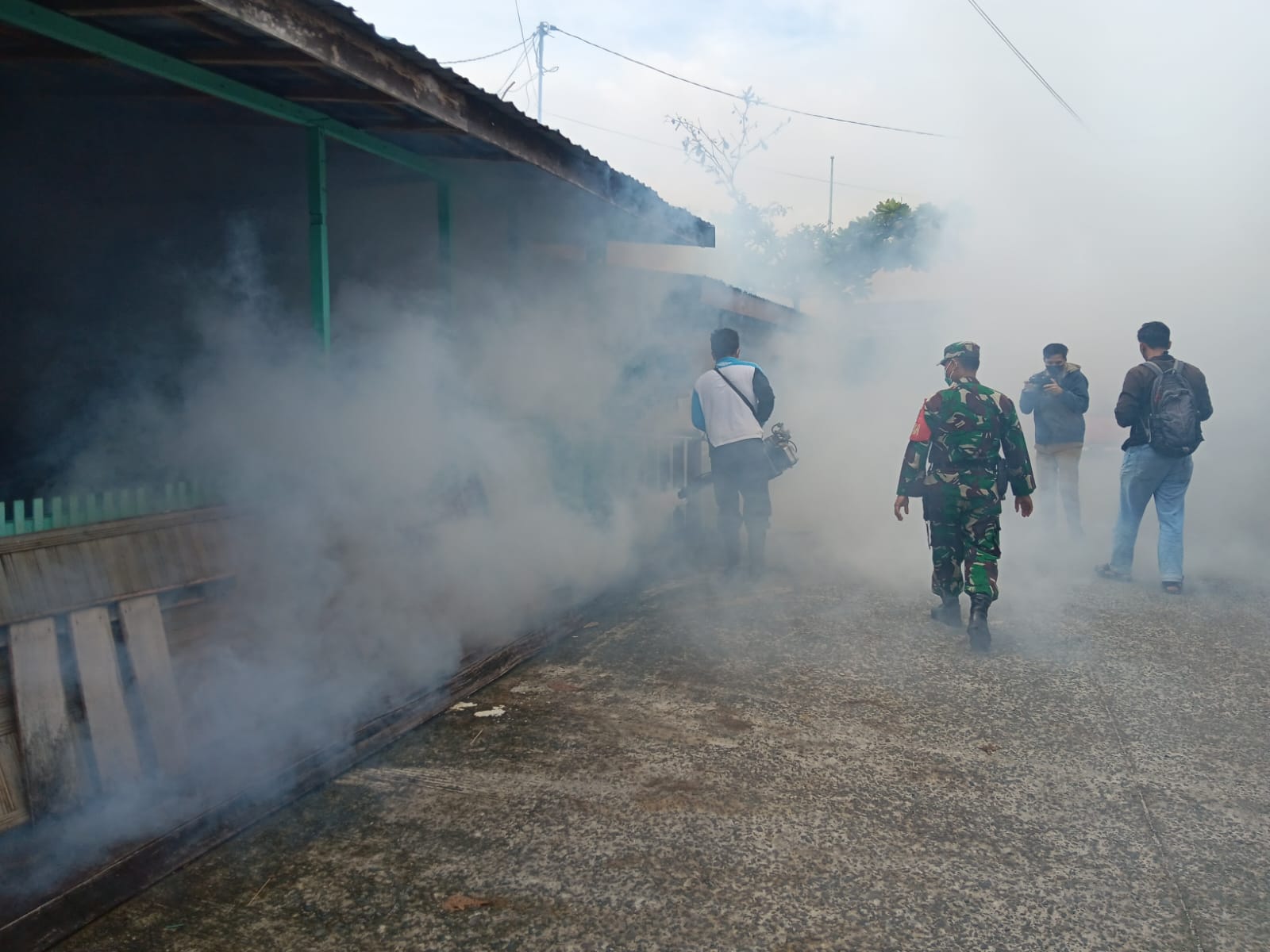 Babinsa Koramil 1016-01/Phd Dampingi Fogging Dinkes Palangka Raya Cegah Penyebaran DBD
