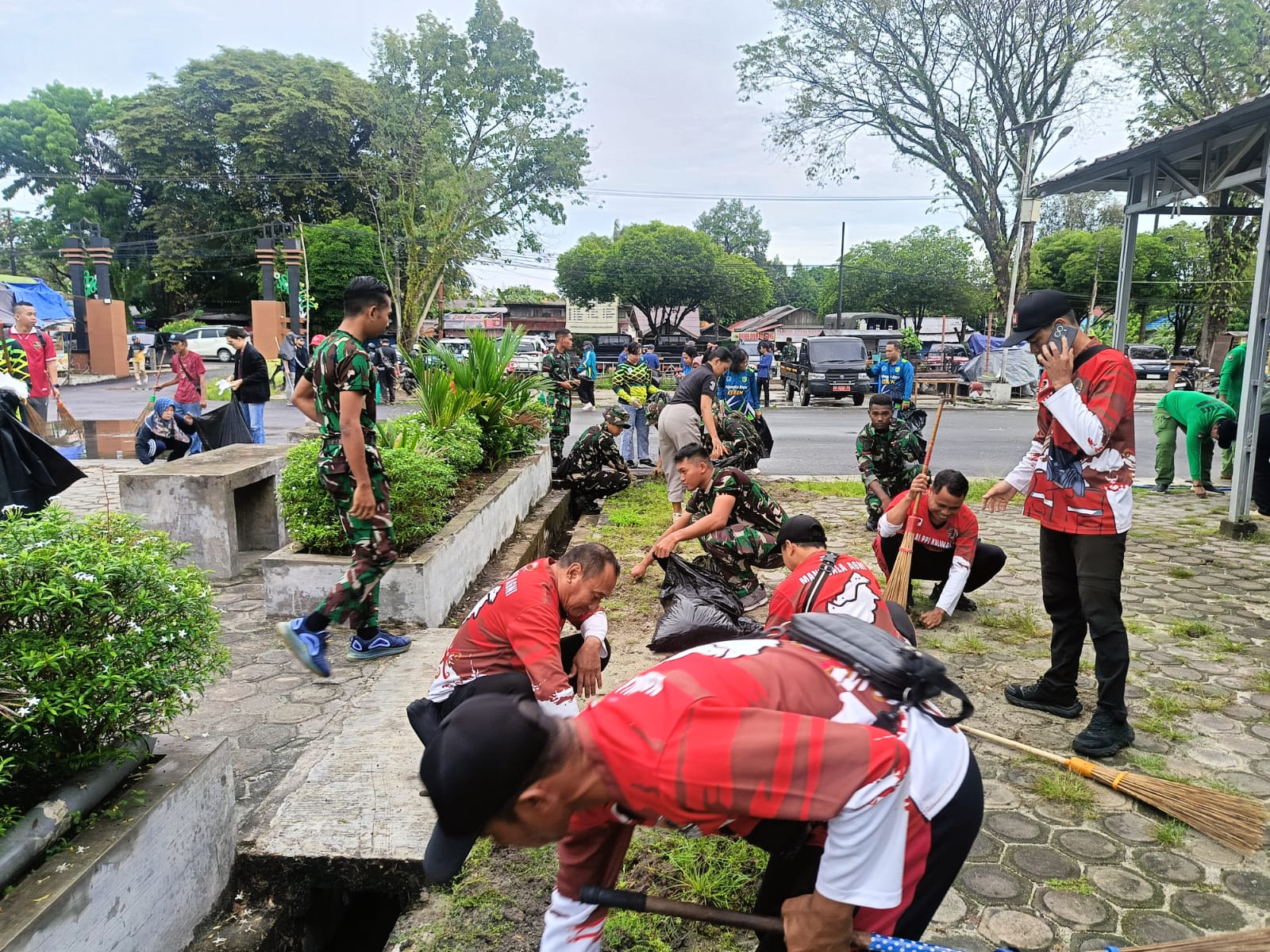 Wujud Kepedulian Lingkungan, Anggota Kodim 1016/Plk Laksanakan Gerakan Nasional Asri